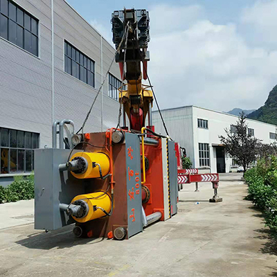 800噸塑料地墊成型液壓機客戶安裝現場